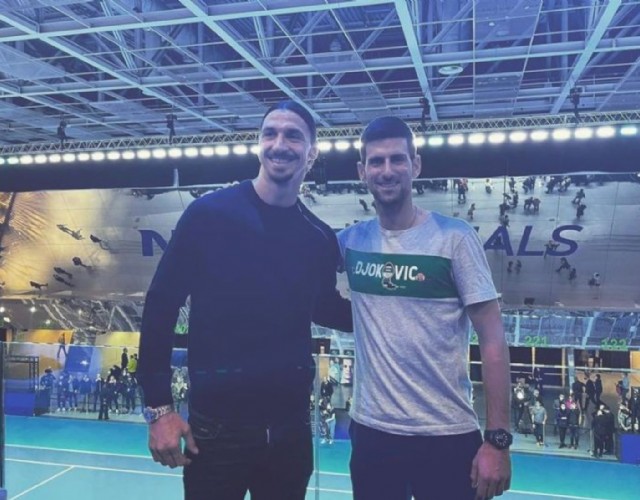 Carramba che sorpresa al PalaAlpitour! Ibrahimovic abbraccia Djokovic