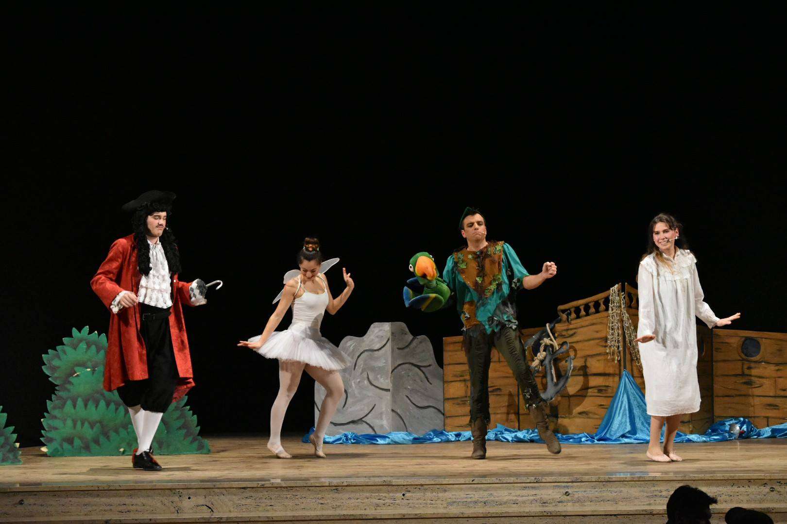 Tra duelli e gag comiche lo spettacolo musicale di Peter Pan al Teatro Superga