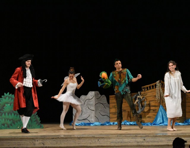 Tra duelli e gag comiche lo spettacolo musicale di Peter Pan al Teatro Superga