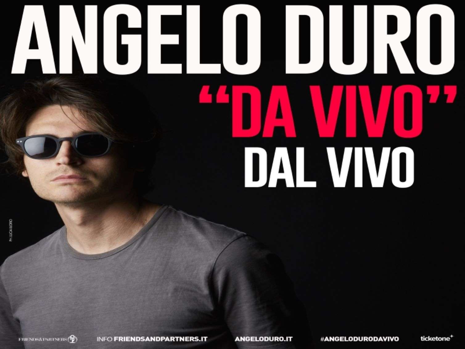 Angelo Duro torna “Da vivo, dal vivo” con tutta la sua comicità