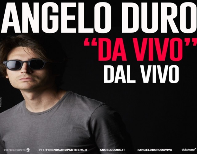 Angelo Duro torna “Da vivo, dal vivo” con tutta la sua comicità