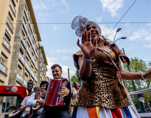 Una parata colorata attraverserà la città per celebrare il Fringe Festival