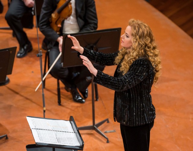 Speranza Scappucci, la direttrice d'orchestra più famosa d'Italia è a Torino
